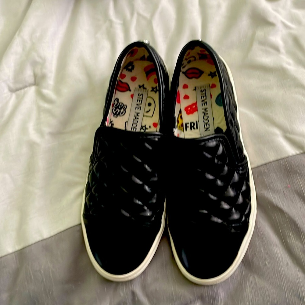 Like new, Steve Madden girls Audreyy sneaker size 3 black